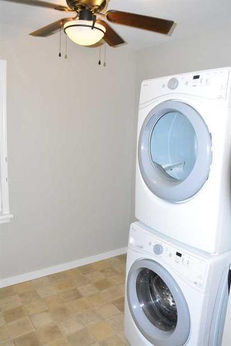 5020 53 Avenue, Grimshaw, AB - Indoor Photo Showing Laundry Room