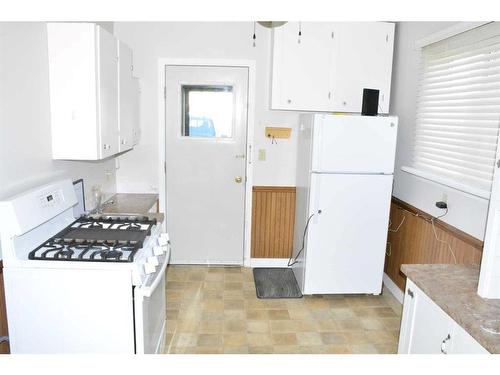 5020 53 Avenue, Grimshaw, AB - Indoor Photo Showing Kitchen