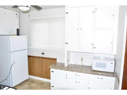 5020 53 Avenue, Grimshaw, AB - Indoor Photo Showing Kitchen