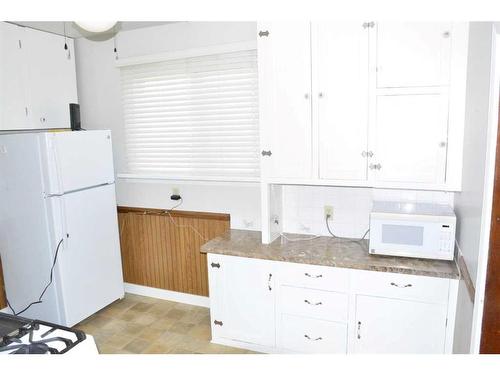 5020 53 Avenue, Grimshaw, AB - Indoor Photo Showing Kitchen