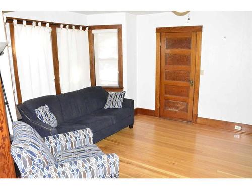 5020 53 Avenue, Grimshaw, AB - Indoor Photo Showing Living Room