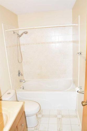 9606 80 Avenue, Peace River, AB - Indoor Photo Showing Bathroom