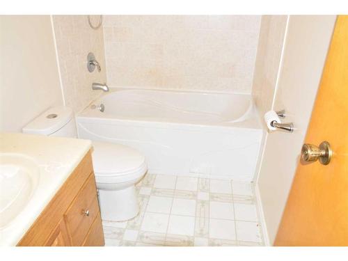 9606 80 Avenue, Peace River, AB - Indoor Photo Showing Bathroom