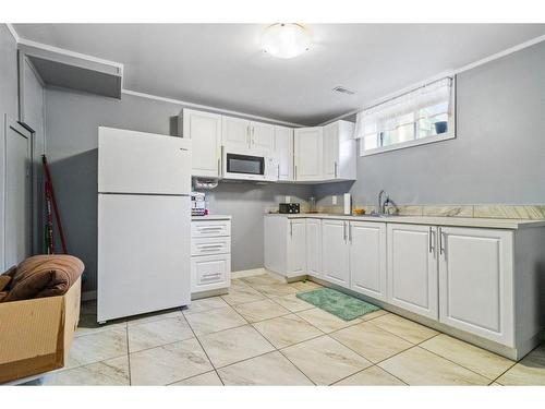 9333 73 Avenue, Grande Prairie, AB - Indoor Photo Showing Kitchen