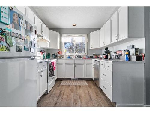 9333 73 Avenue, Grande Prairie, AB - Indoor Photo Showing Kitchen