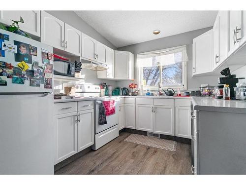 9333 73 Avenue, Grande Prairie, AB - Indoor Photo Showing Kitchen