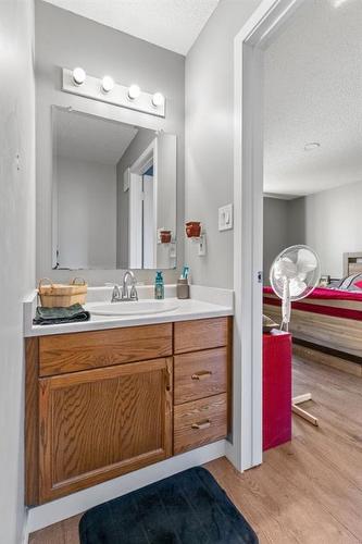 9333 73 Avenue, Grande Prairie, AB - Indoor Photo Showing Bathroom