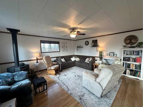 931010-233 Range Road, Rural Northern Lights, County Of, AB - Indoor Photo Showing Living Room