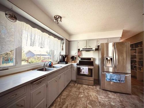 9126 128 Avenue, Peace River, AB - Indoor Photo Showing Kitchen With Double Sink