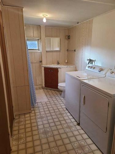 11242 91 Street, Peace River, AB - Indoor Photo Showing Laundry Room