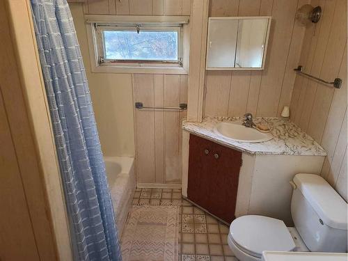 11242 91 Street, Peace River, AB - Indoor Photo Showing Bathroom