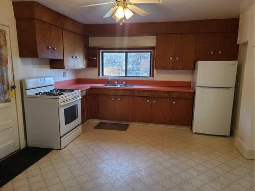 11242 91 Street, Peace River, AB - Indoor Photo Showing Kitchen With Double Sink