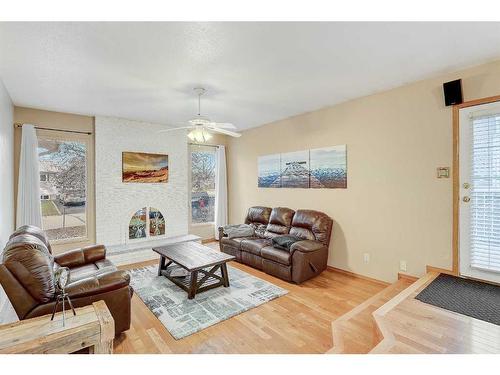 9251 101 Avenue, Sexsmith, AB - Indoor Photo Showing Living Room