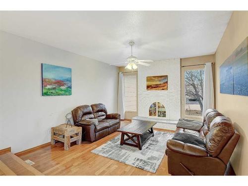 9251 101 Avenue, Sexsmith, AB - Indoor Photo Showing Living Room