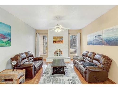 9251 101 Avenue, Sexsmith, AB - Indoor Photo Showing Living Room