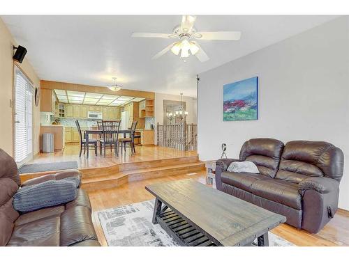 9251 101 Avenue, Sexsmith, AB - Indoor Photo Showing Living Room