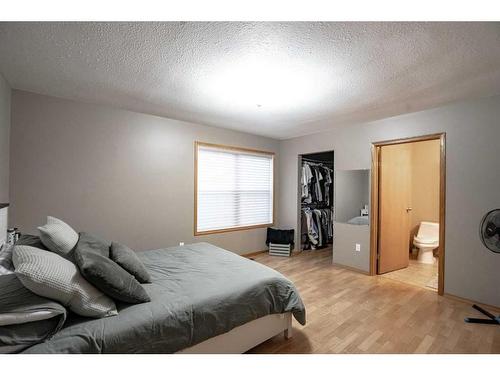 9129 135 Ave, Peace River, AB - Indoor Photo Showing Bedroom