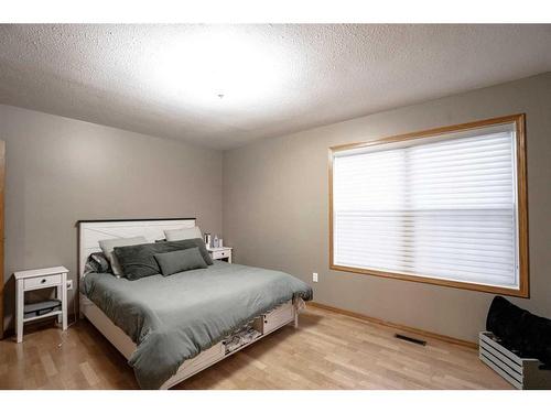 9129 135 Ave, Peace River, AB - Indoor Photo Showing Bedroom