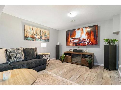 9912 101 Avenue, Sexsmith, AB - Indoor Photo Showing Living Room