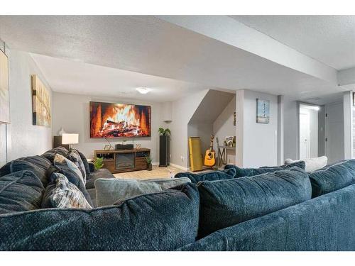 9912 101 Avenue, Sexsmith, AB - Indoor Photo Showing Living Room