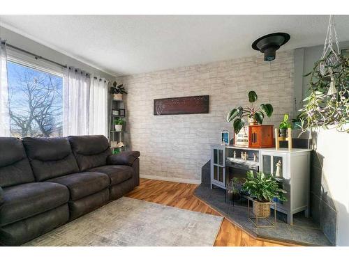 9912 101 Avenue, Sexsmith, AB - Indoor Photo Showing Living Room