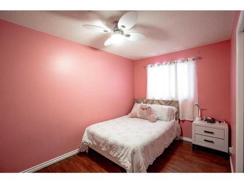 4501 47 St, Grimshaw, AB - Indoor Photo Showing Bedroom