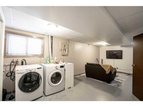 4501 47 St, Grimshaw, AB - Indoor Photo Showing Laundry Room