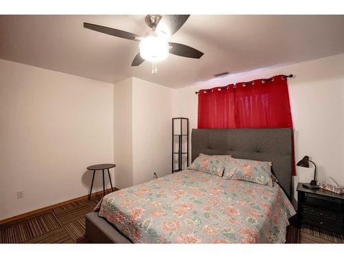 4501 47 St, Grimshaw, AB - Indoor Photo Showing Bedroom