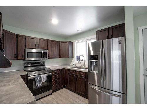 4501 47 St, Grimshaw, AB - Indoor Photo Showing Kitchen