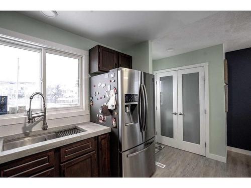 4501 47 St, Grimshaw, AB - Indoor Photo Showing Kitchen With Double Sink