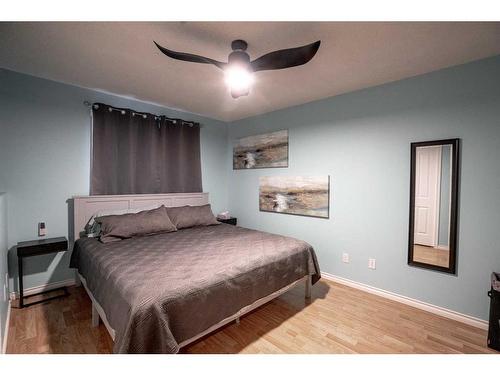 4501 47 St, Grimshaw, AB - Indoor Photo Showing Bedroom