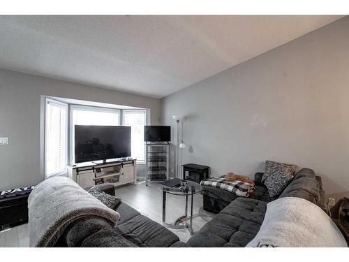 8221 102 Ave, Peace River, AB - Indoor Photo Showing Living Room