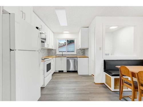 11713 95 Street, Grande Prairie, AB - Indoor Photo Showing Kitchen