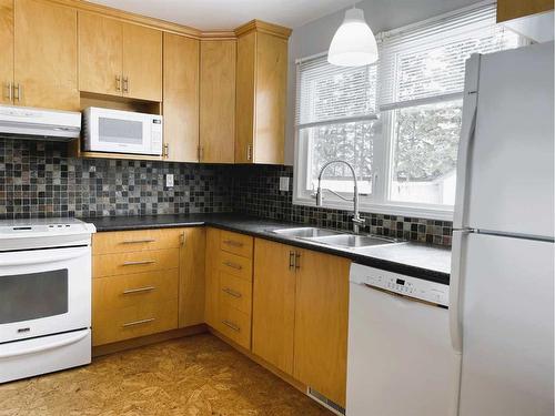 11828 104 Avenue, Fairview, AB - Indoor Photo Showing Kitchen With Double Sink