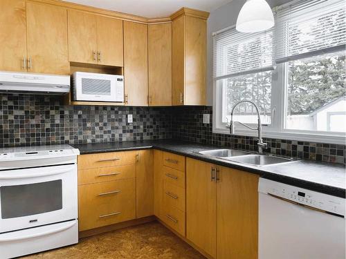 11828 104 Avenue, Fairview, AB - Indoor Photo Showing Kitchen With Double Sink