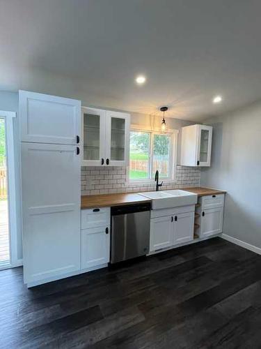 10110 115 Ave, Peace River, AB - Indoor Photo Showing Kitchen