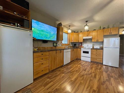 32-160 Peace River Avenue, Joussard, AB - Indoor Photo Showing Kitchen