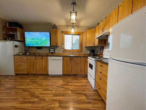 32-160 Peace River Avenue, Joussard, AB - Indoor Photo Showing Kitchen