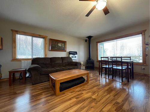 32-160 Peace River Avenue, Joussard, AB - Indoor Photo Showing Living Room