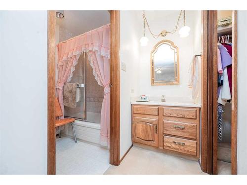 10224 Michaelis Boulevard, Grande Prairie, AB - Indoor Photo Showing Bathroom