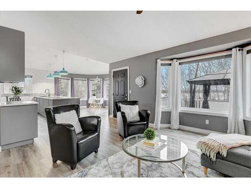 9101 Lakeshore Drive, Grande Prairie, AB - Indoor Photo Showing Living Room