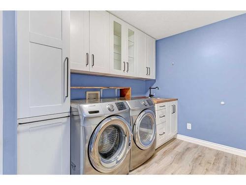 9101 Lakeshore Drive, Grande Prairie, AB - Indoor Photo Showing Laundry Room