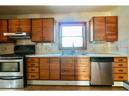 5401 52 Street, Berwyn, AB - Indoor Photo Showing Kitchen With Double Sink