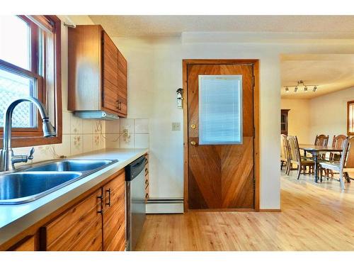 5401 52 Street, Berwyn, AB - Indoor Photo Showing Kitchen With Double Sink