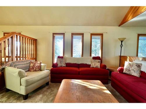 5401 52 Street, Berwyn, AB - Indoor Photo Showing Living Room