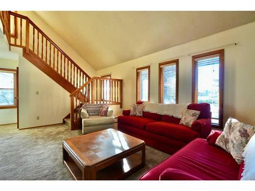 5401 52 Street, Berwyn, AB - Indoor Photo Showing Living Room