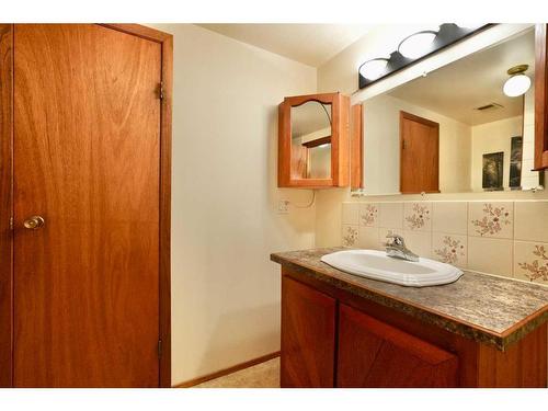 5401 52 Street, Berwyn, AB - Indoor Photo Showing Bathroom