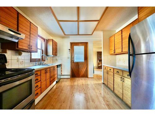 5401 52 Street, Berwyn, AB - Indoor Photo Showing Kitchen With Double Sink