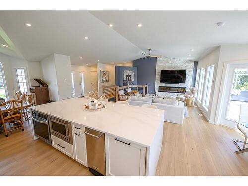 13505 92 Street, Peace River, AB - Indoor Photo Showing Kitchen With Upgraded Kitchen