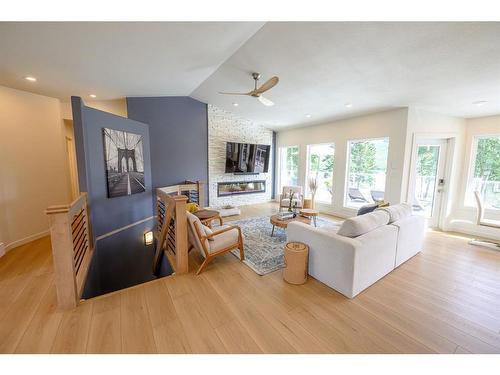 13505 92 Street, Peace River, AB - Indoor Photo Showing Living Room